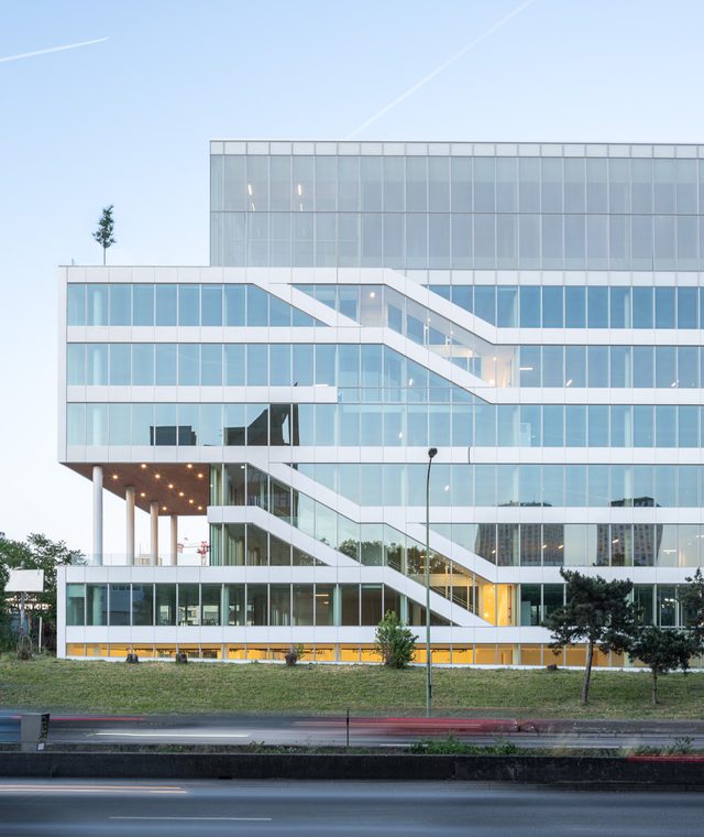 La façade vitrée du Wonder Building à Bagnolet