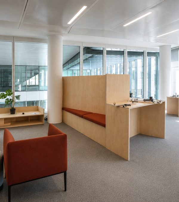 Le petit salon, coin détente aux fauteuils rouges